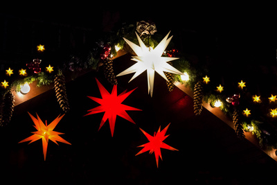 791576_web_R_K_by_angieconscious_pixelio.de pixelio: Weihnachtsmarktbude